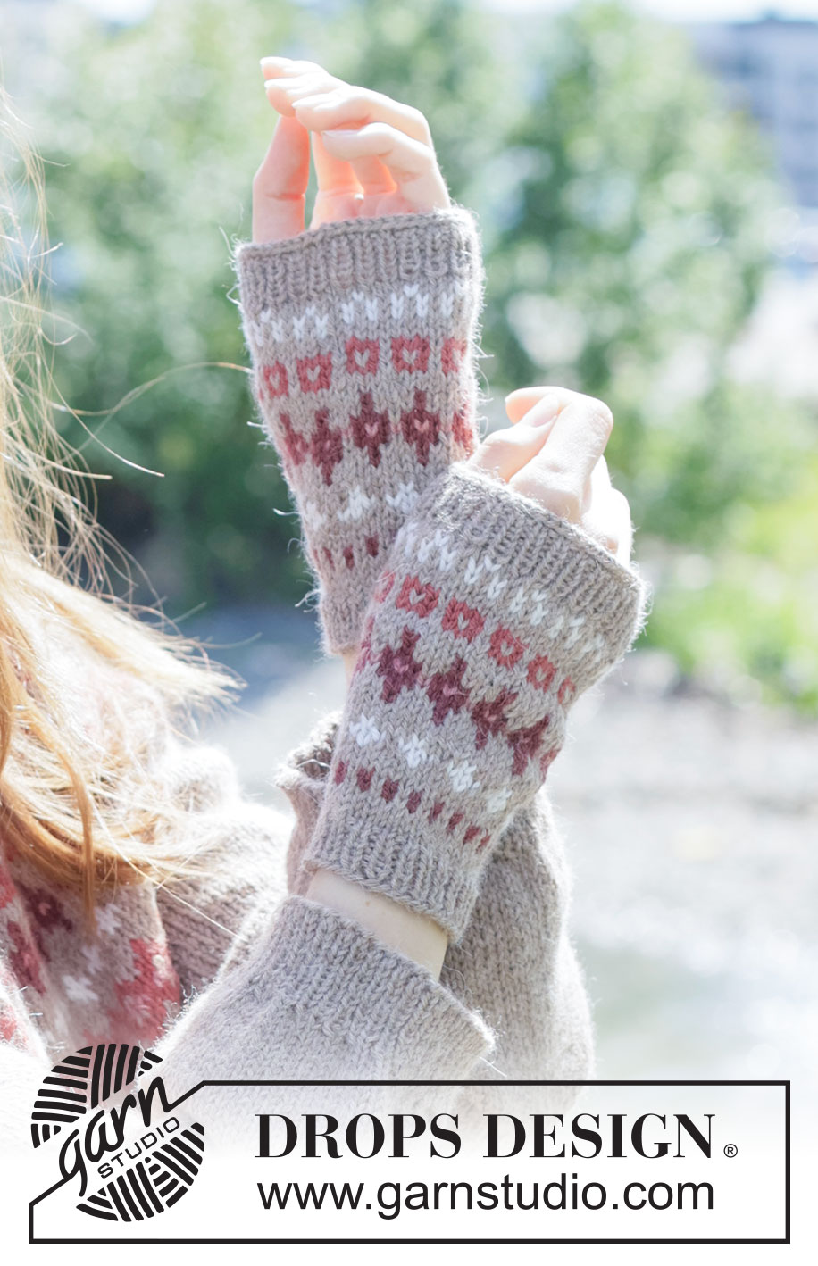 Berry Charm Wrist Warmers (Oppskrift) - Bilde 2